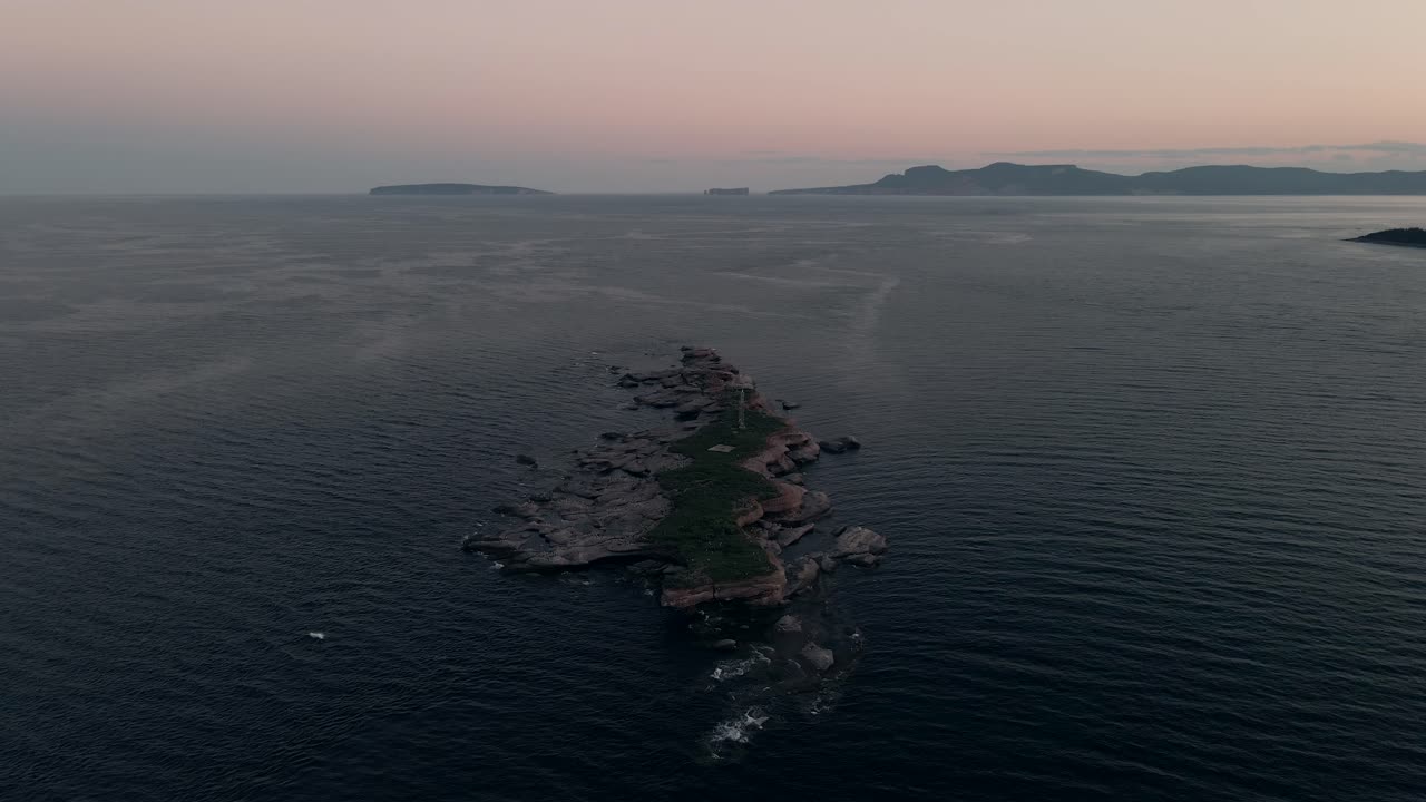 일플레이트의 멋진 풍경 - 일출에 캐나다 퀘벡에 있는 세인트 로렌스의 잔잔한 물가에 있는 평평한 섬