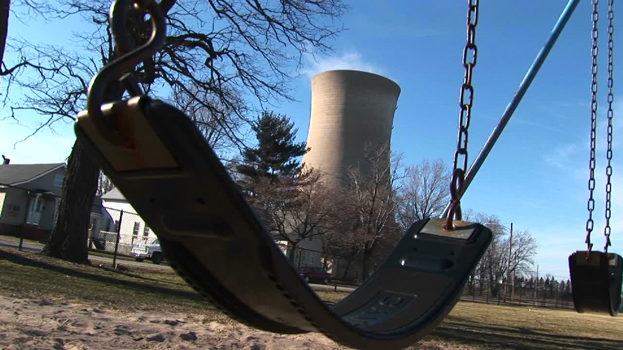 casas residenciales para columpios para niños y una planta de energía nuclear, todo muy cerca