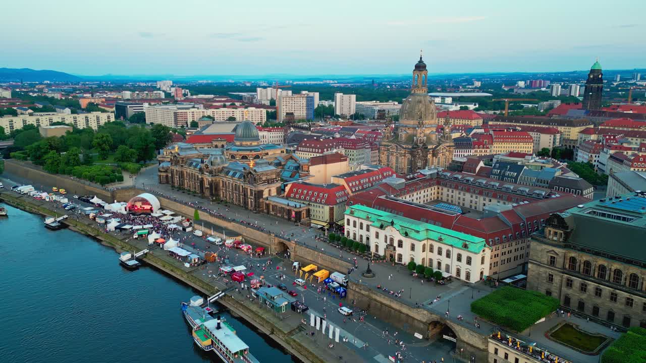 vista aérea panorámica de dresde, una ciudad capital de alemania, con el centro de la ciudad, el río y los edificios históricos
