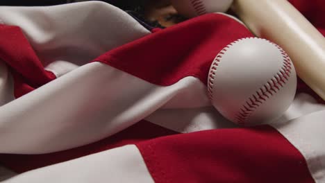 Nahaufnahme-Eines-Baseball-Stilllebens-Mit-Schläger-Und-Ball-Auf-Amerikanischer-Flagge-2