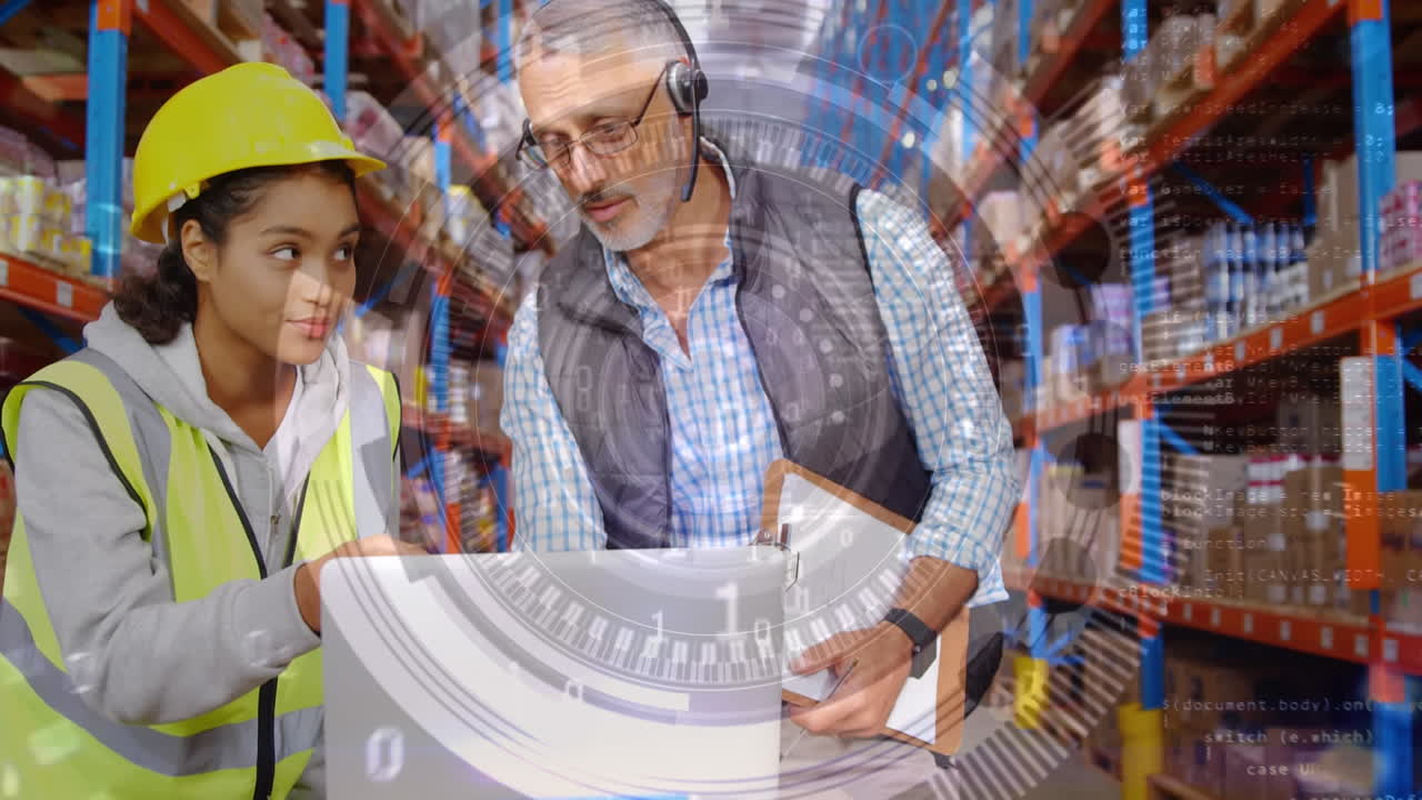 animación de escaneo de alcance y procesamiento de datos sobre hombre y mujer que trabajan en el almacén