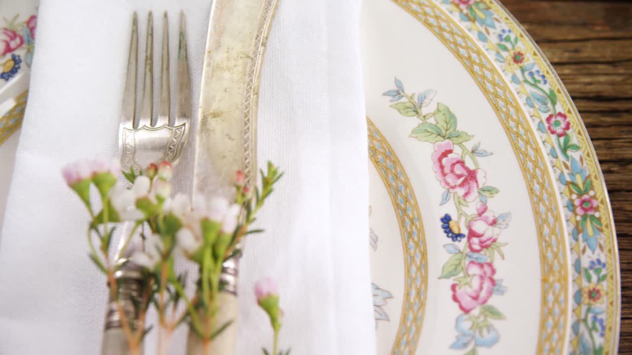 varios cubiertos en la mesa de madera 4k