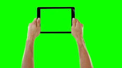 manos sosteniendo una tableta digital