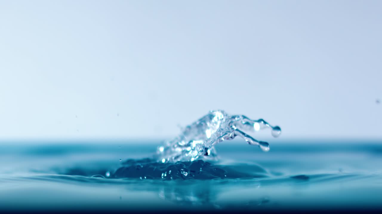 물방울이 슈퍼 슬로우 모션으로 떨어지는 클로즈업입니다.