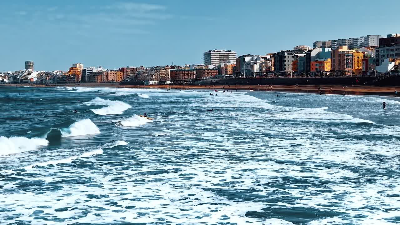 Vista del litorale a Gran Canaria, Spagna con onde ed edifici