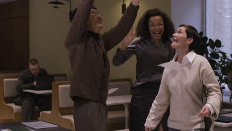 colegas felices celebrando en una cafetería de oficina moderna