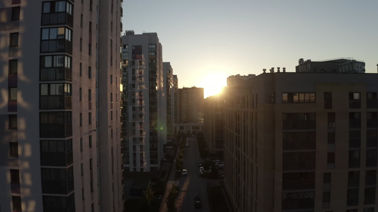 Vista do pôr-do-sol de edifícios de apartamentos modernos