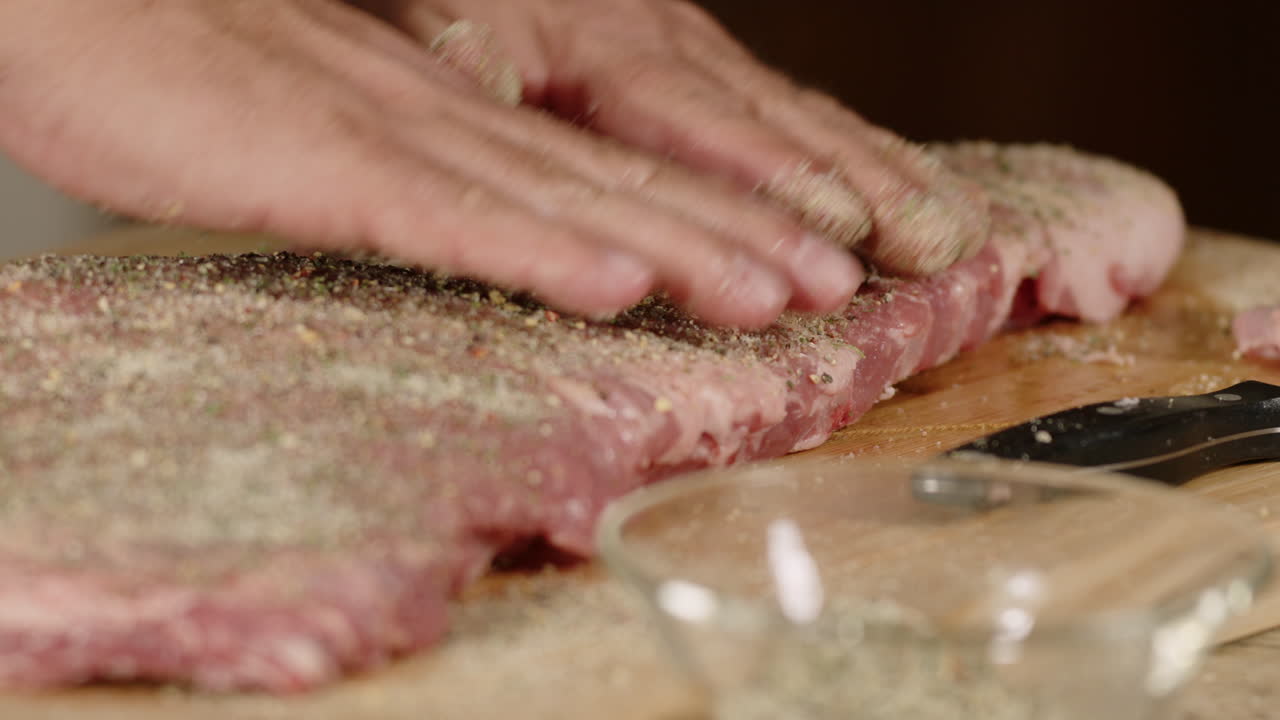 макро-близкий взгляд на ребра, приправленные специями перед приготовлением