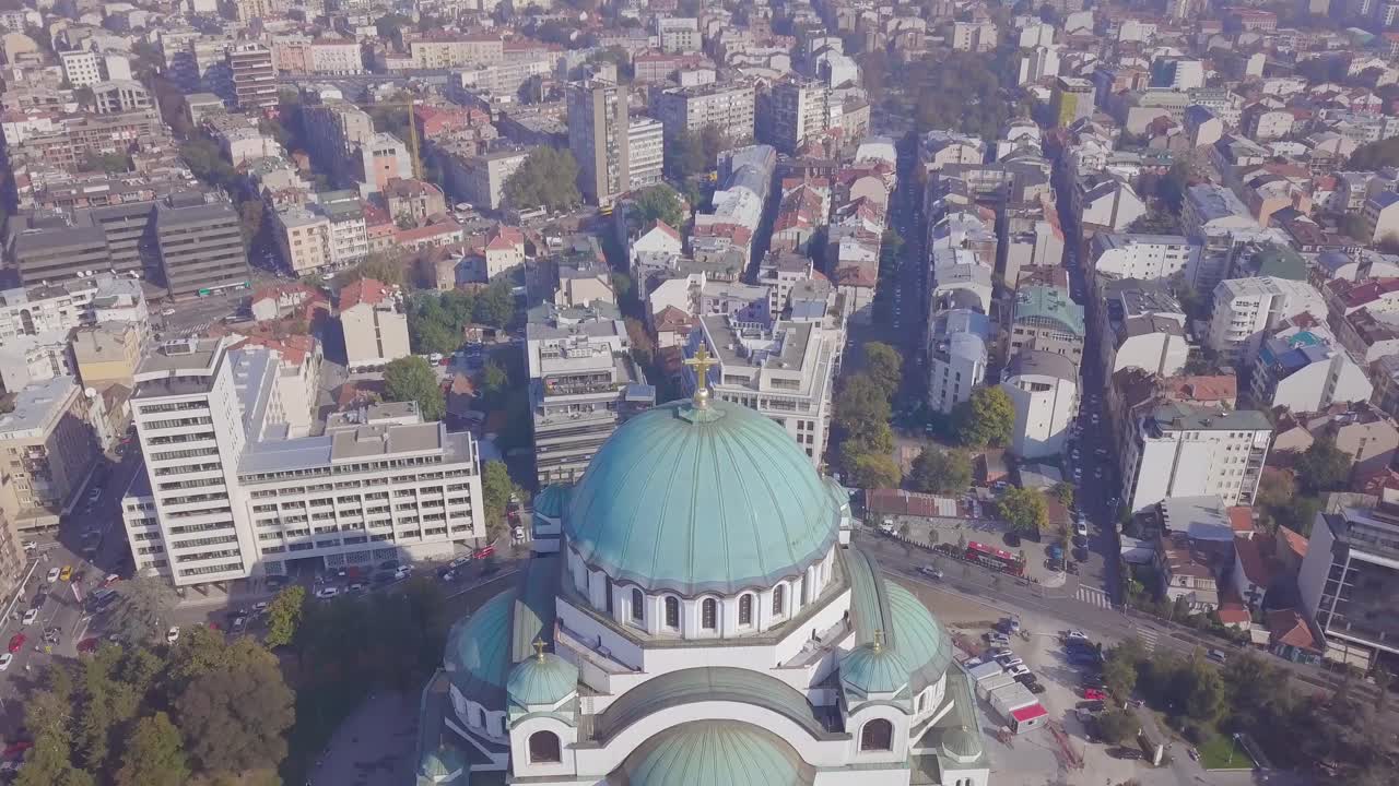 lenta revelando una toma aérea de 4k del templo ortodoxo de san sava, belgrado