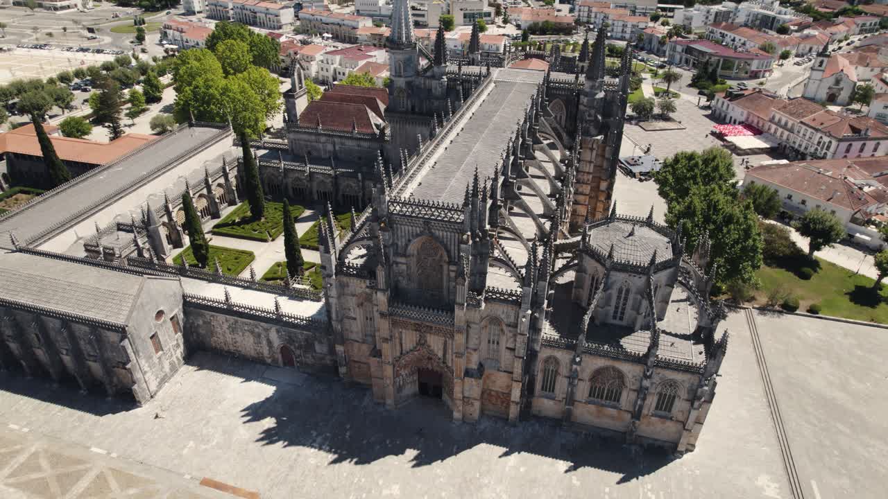 Arkitektonisk mesterværk med tårne fra Batalha-klosteret i Portugal, luftoptagelse i kredsløb.