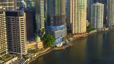 Acercar-La-Vista-Aérea-De-La-Ribera-De-Brisbane-Con-El-Edificio-Residencial-De-443-Queen-Street-En-Construcción-En-El-Centro,-Queensland,-Australia