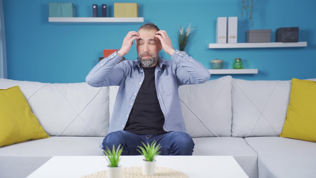 el hombre está impaciente en casa.