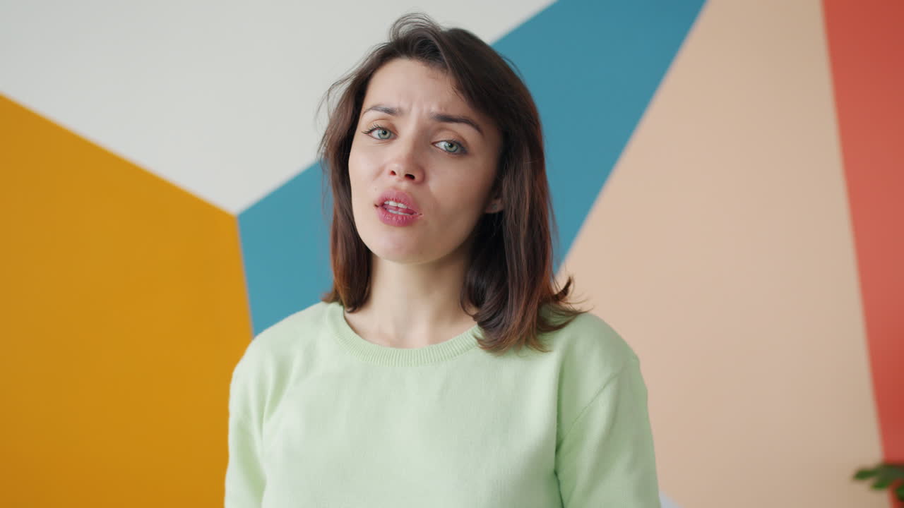 mujer dando pulgares hacia abajo