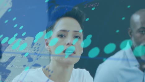 사무실에서 다양한 사업가에 대한 금융 데이터 처리의 애니메이션