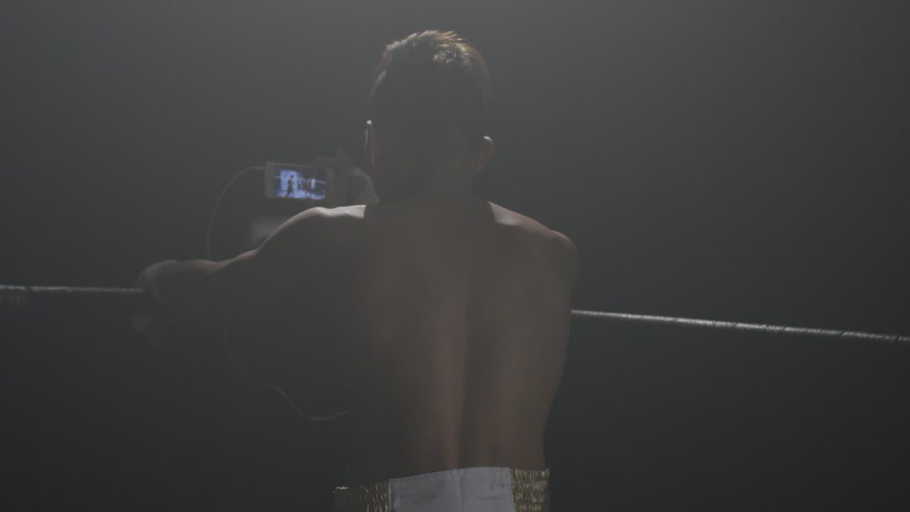 ボクシング選手がリングで準備をする
