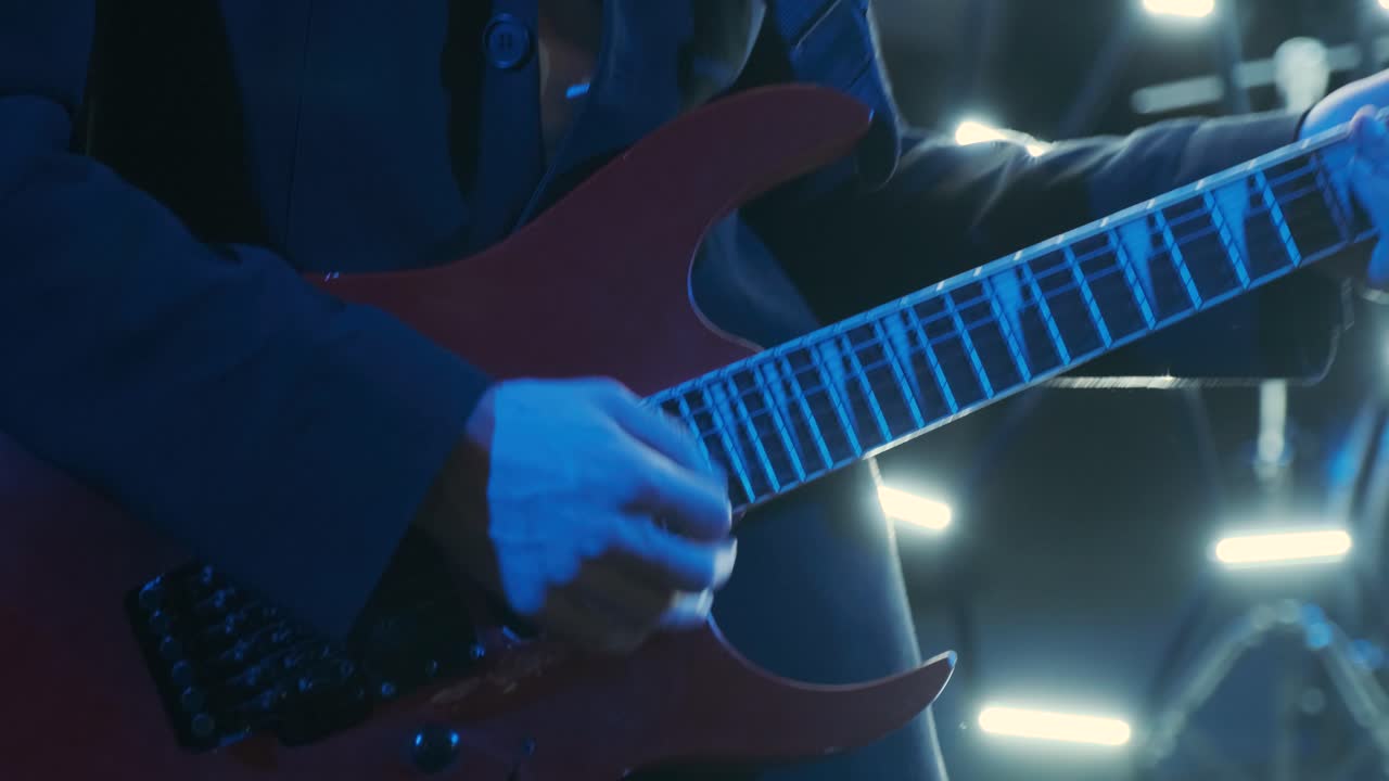 Chitarrista sul palco a un concerto che fa scatenare il pubblico.