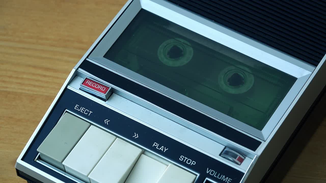 빈티지 플레이어에서 오디오 카세트 테이프를 굴리기