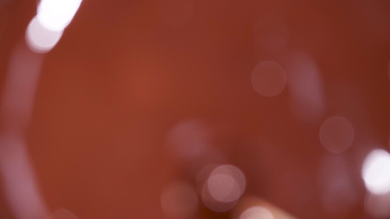 fresa sumergida en chocolate derretido suave