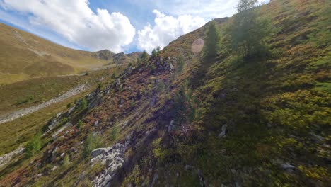 drone aéreo fpv volando cerca del valle de la ladera de davos y haciendo un giro brusco a la derecha