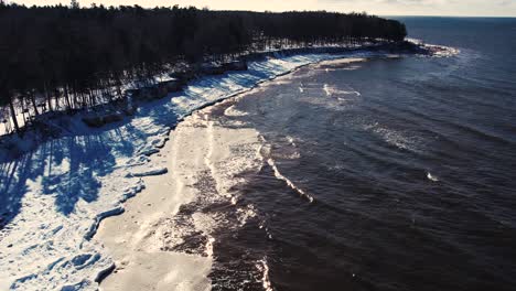 Drohnenflug-über-Das-Meer-Im-Winter-Gefrorene-Felsen-An-Der-Küste