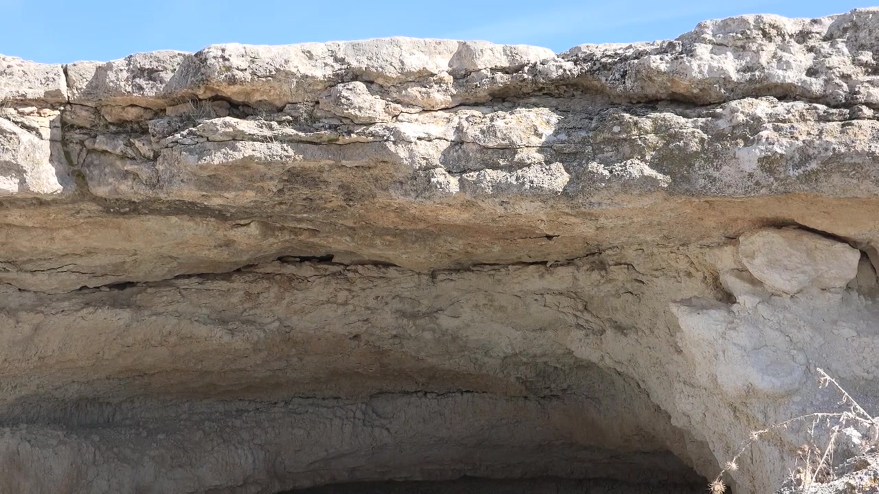 Primer plano de una formación rocosa natural de piedra caliza y entrada de cueva