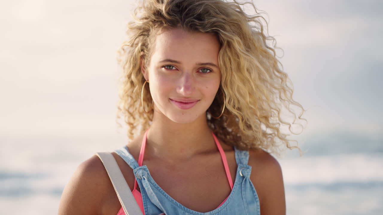 Viso, bellezza e donna in spiaggia in vacanza
