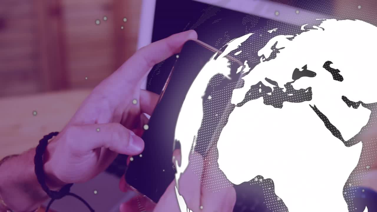 animación del procesamiento de datos con el globo sobre una mujer caucásica que usa un teléfono inteligente