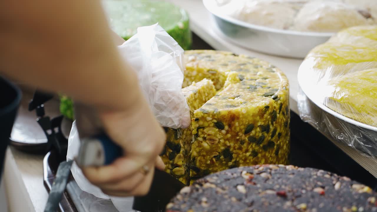 상점의 판매자는 판매를 위해 취급의 조각을 잘라 니다. 근접 촬영