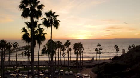 Siluetas-De-Palmeras-Con-La-Vibrante-Puesta-De-Sol-De-California-En-El-Horizonte---Antena