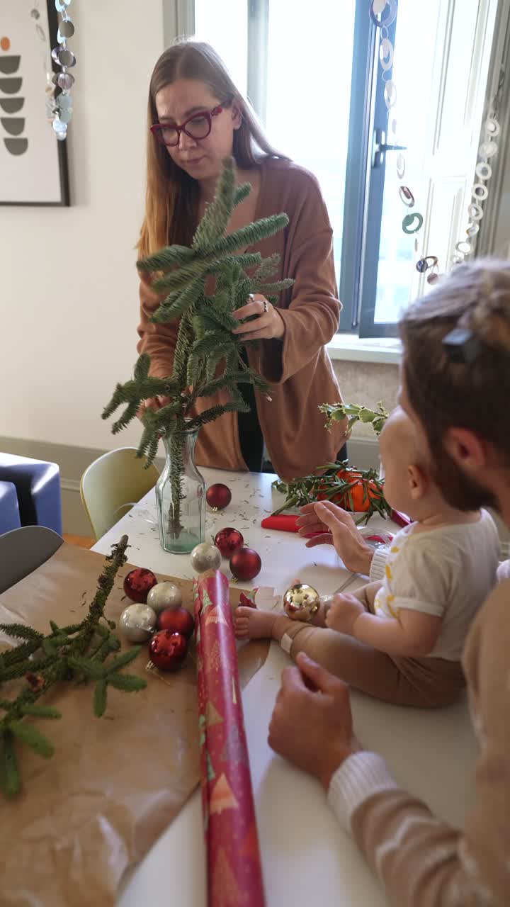 familia preparándose para las decoraciones de navidad