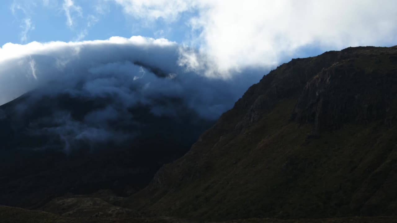 lapso de tiempo de nubes moviéndose sobre las montañas ngauruhoe en el parque nacional tongariro