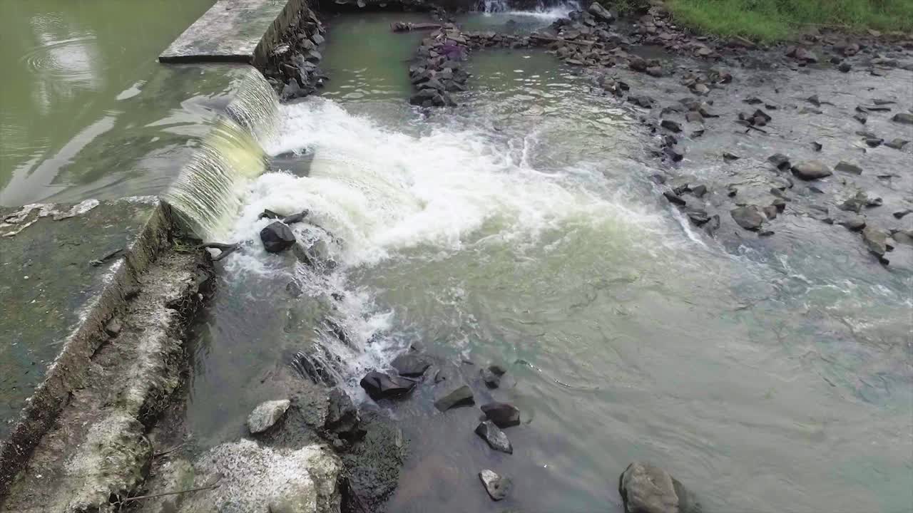 건기로 인해 건조되는 관개 용수