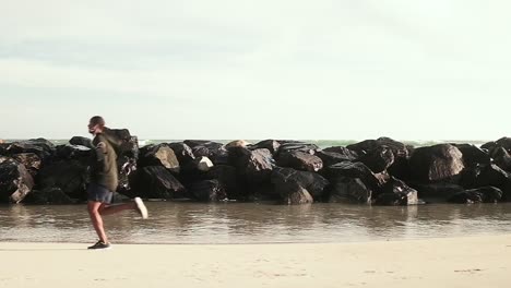 hombre corriendo en la playa