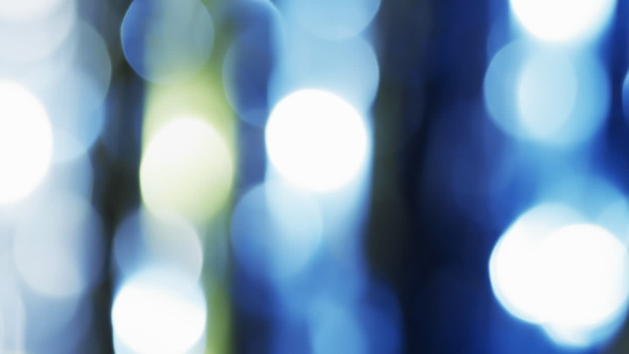 video de puntos de luz bokeh blancos y azules parpadeantes con espacio de copia