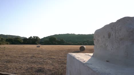 Descubrimiento-Progresivo-De-Un-Campo-Cosechado-Al-Amanecer-Con-Balas-De-Paja-Redondas