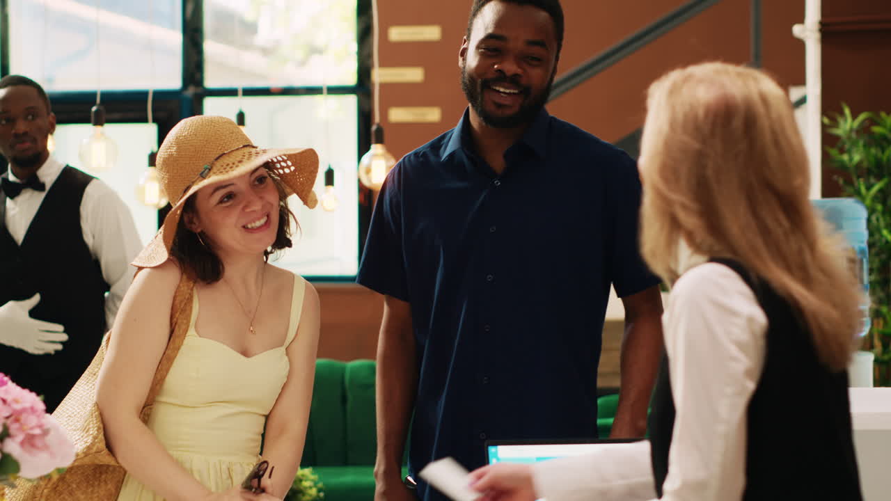 pareja que da la tarjeta de acceso a la habitación