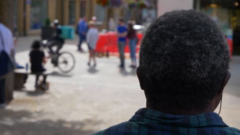 über-Die-Schulter-Geschossen-Von-Menschen,-Die-über-Den-Bonn-Square-In-Oxford-Gehen