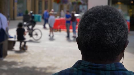 fotografía por encima del hombro de personas caminando por bonn square en oxford