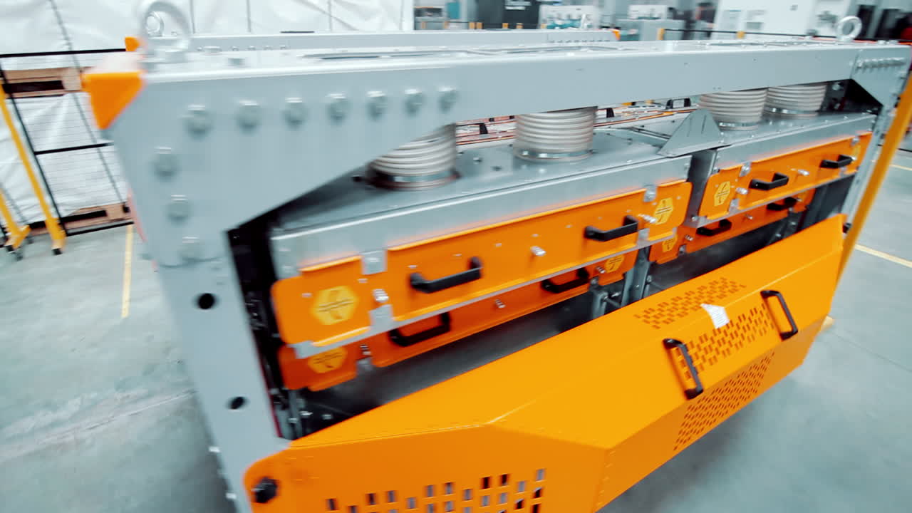 equipo para el procesamiento automatizado. nueva máquina de metalurgia en un taller moderno