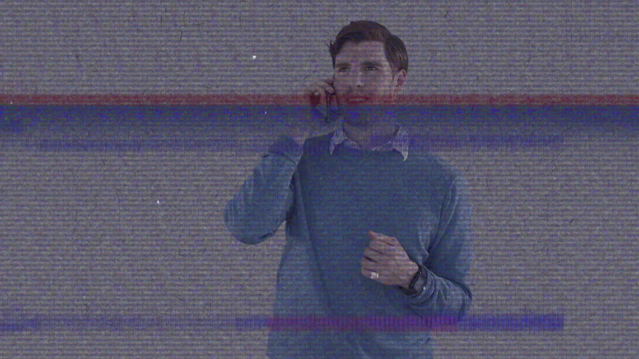 animación de líneas de distorsión e interferencia, sobre un hombre confundido hablando en un teléfono inteligente