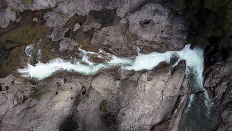 Vista-Aérea-De-Arriba-Hacia-Abajo-De-Las-Cascadas-De-Creek-En-Clamshell-Falls