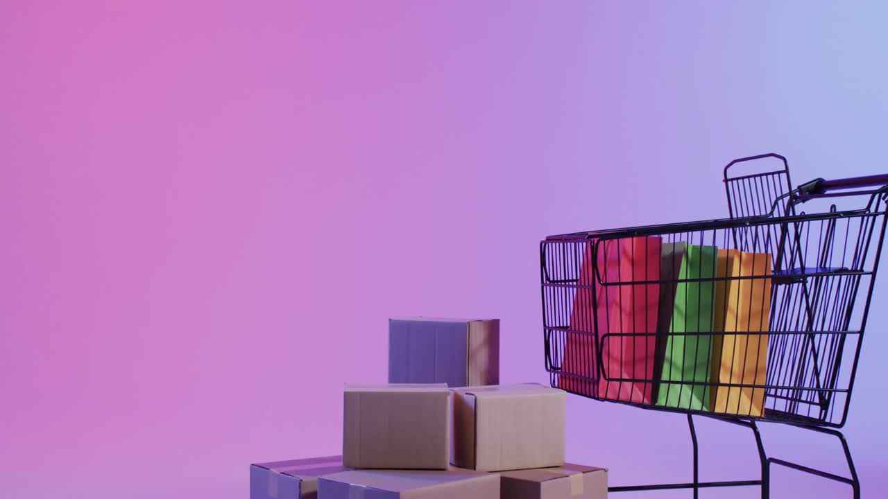 video de cajas y carrito de compras con espacio de copia sobre fondo púrpura de neón