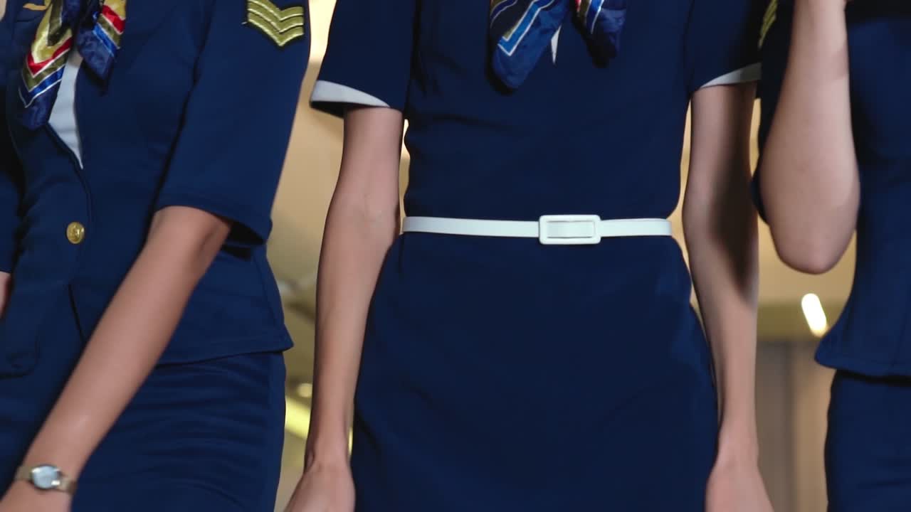 기내 승무원 들 이 비행기 에서 기 ⁇  으로 춤 을 추고 있다