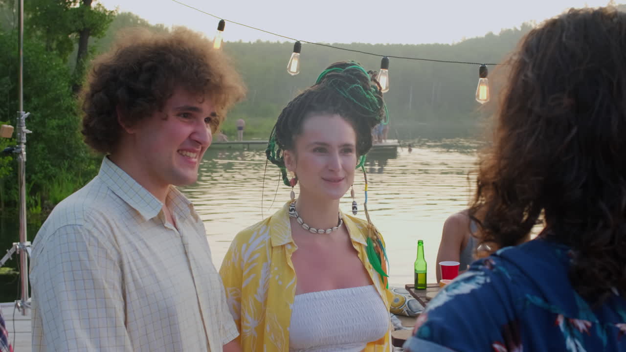 여름 호수 파티에서 대화하는 친구들