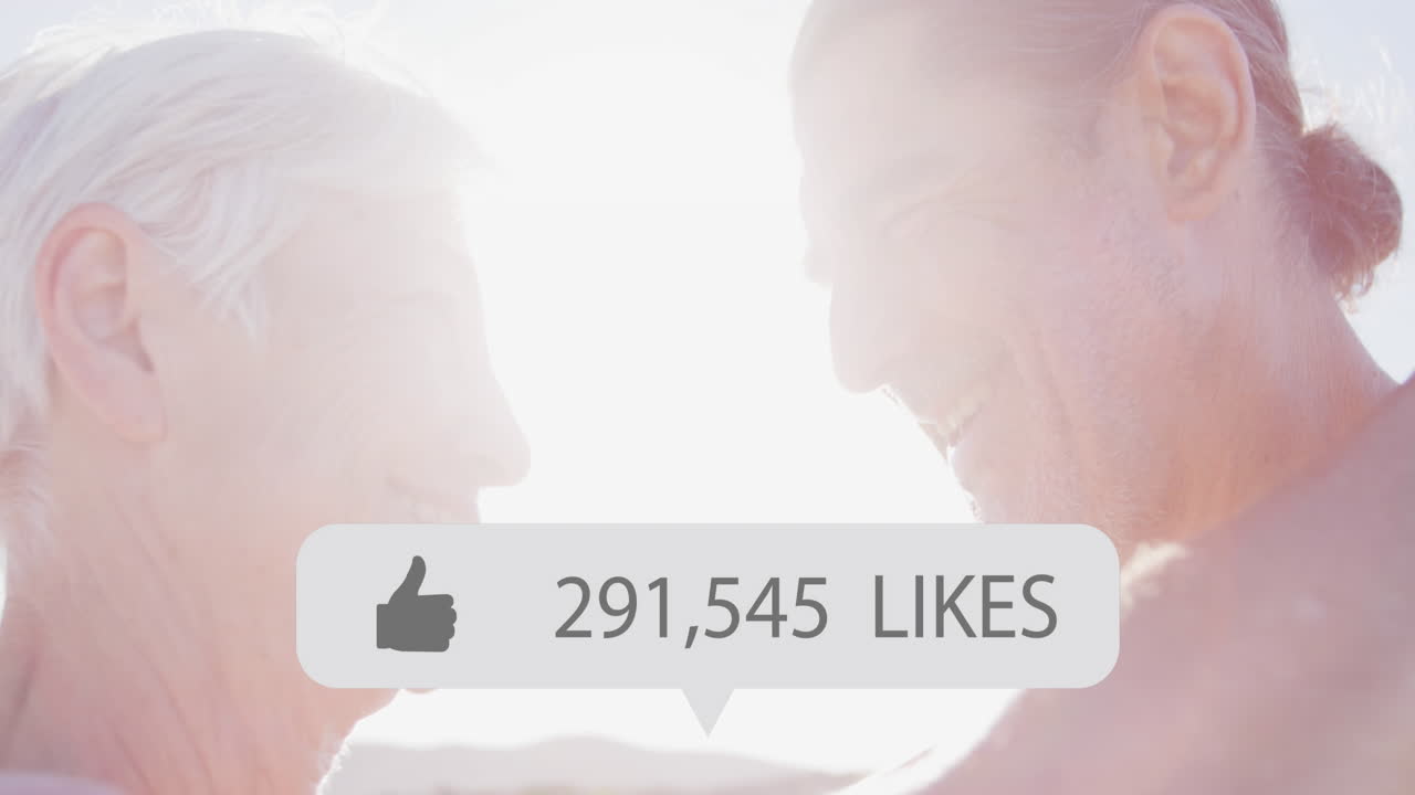 해변에서 행복한 고위 부부 위에 엄지손가락 아이콘과 숫자와 함께 연설 거품의 애니메이션