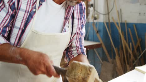 Carpintero-Trabajando-En-Su-Oficio-Y-Sonriendo-A-La-Cámara