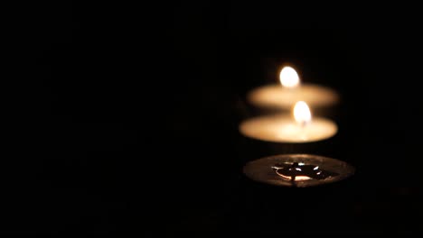 velas encendidas en la oscuridad