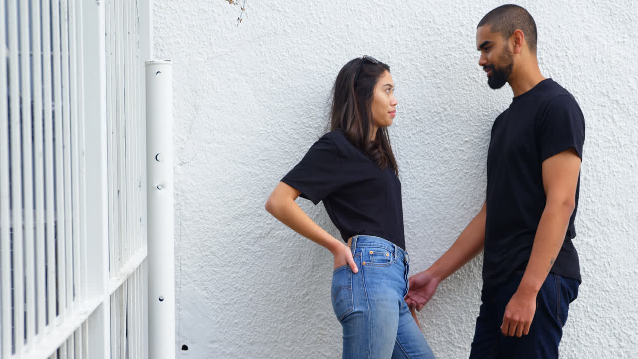 una pareja joven interactuando entre sí 4k