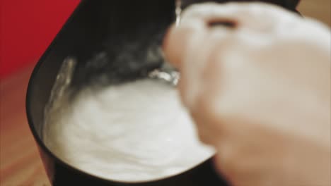mezclar ingredientes en un cuenco