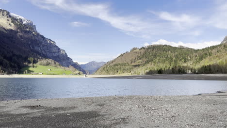 The-shores-of-lake-Klöntalersee,-Glarus-Canton,-Switzerland